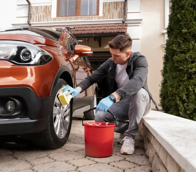 Lavage auto à domicile Sainte-Colombe-en-Bruilhois : professionnel intervenant sur un véhicule